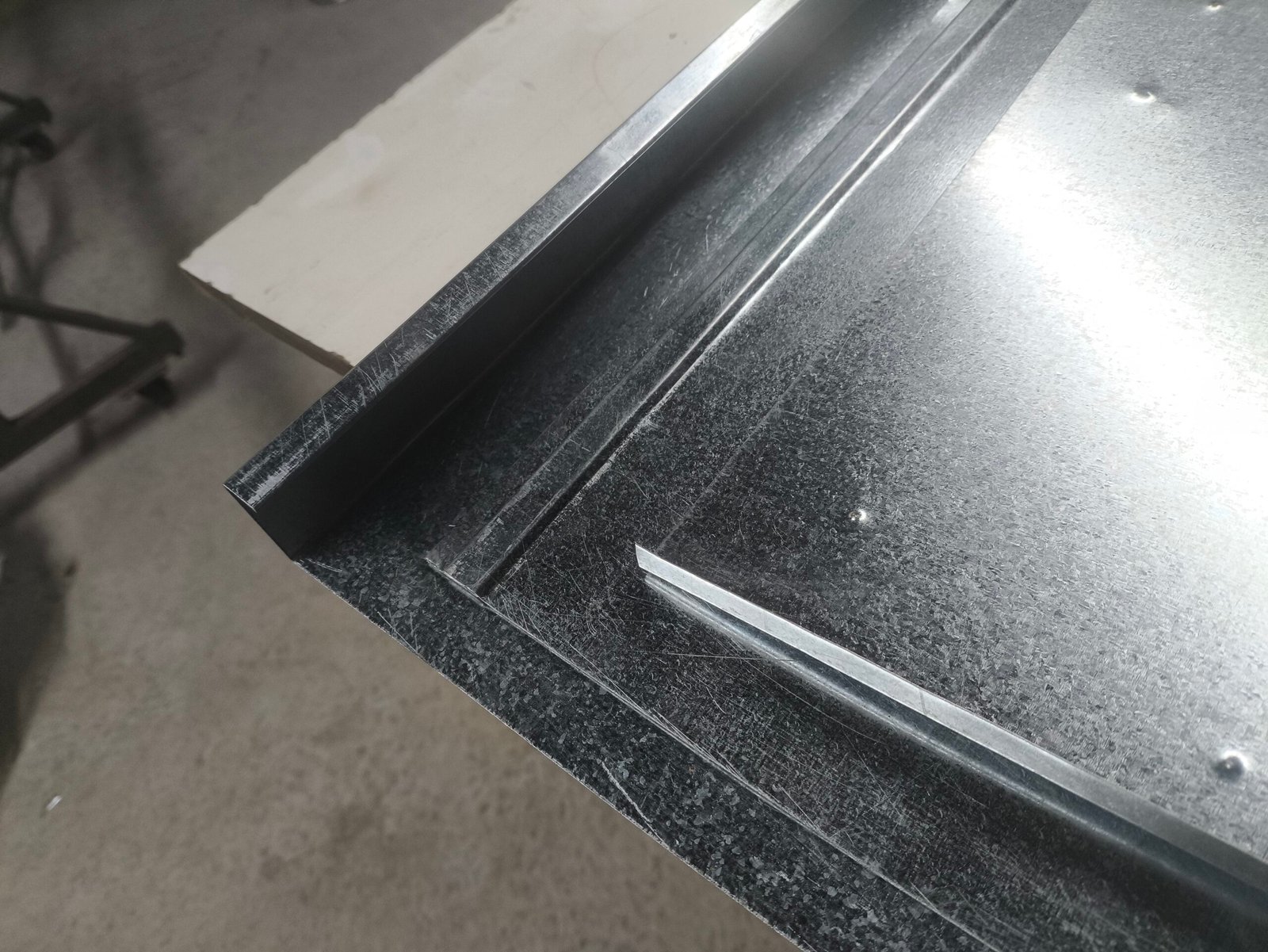 Imagem da máquina lockformer na fabricação de dutos HVAC