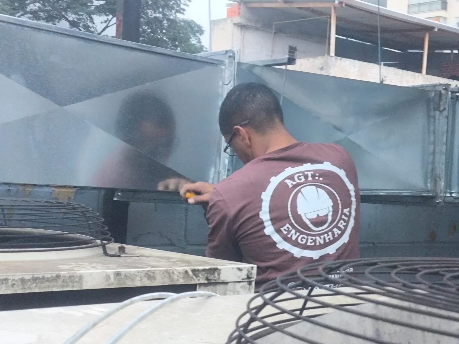 Imagem da montagem de dutos HVAC na fábrica