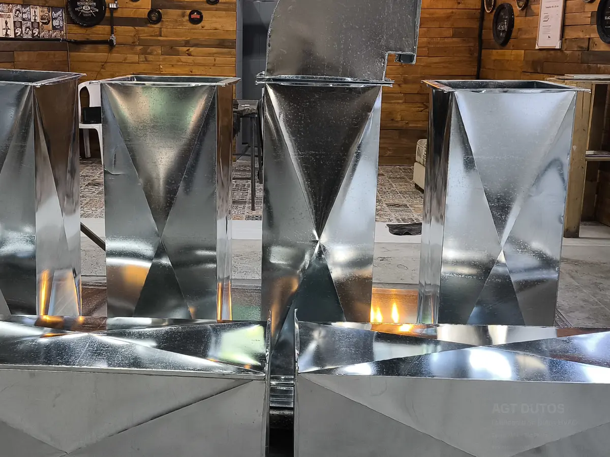 Conjunto de dutos retangulares galvanizados fabricados pela AGT Dutos